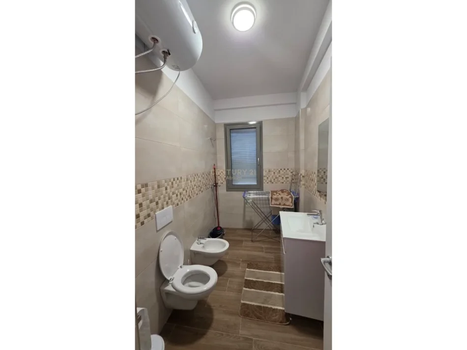 Tirane, jepet me qera apartament 1+1 Kati 2, 70 m² 550 € (xhamlliku)