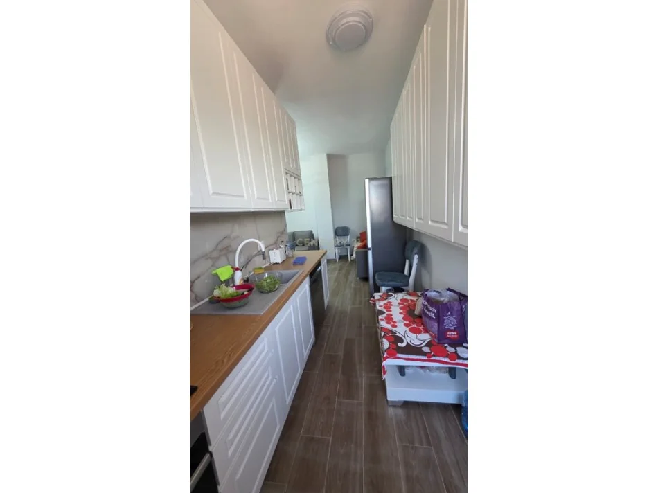 Tirane, jepet me qera apartament 1+1 Kati 2, 70 m² 550 € (xhamlliku)