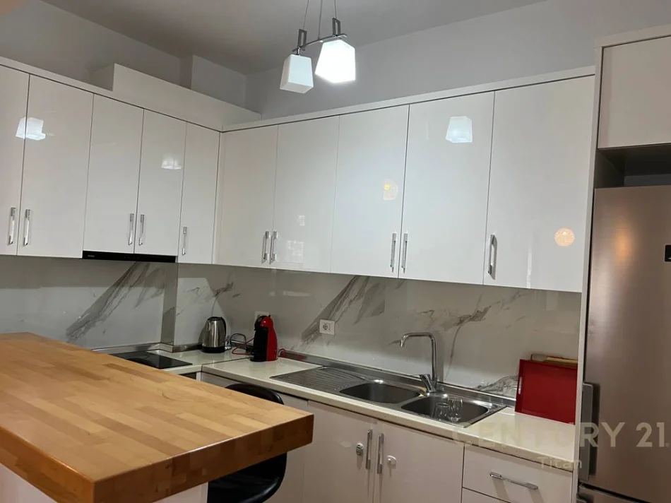 Tirane, jepet me qera apartament 2+1 Kati 2, 120 m² 1.300 € (Rruga e barrikadave)