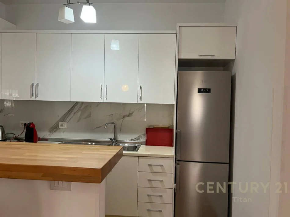 Tirane, jepet me qera apartament 2+1 Kati 2, 120 m² 1.300 € (Rruga e barrikadave)