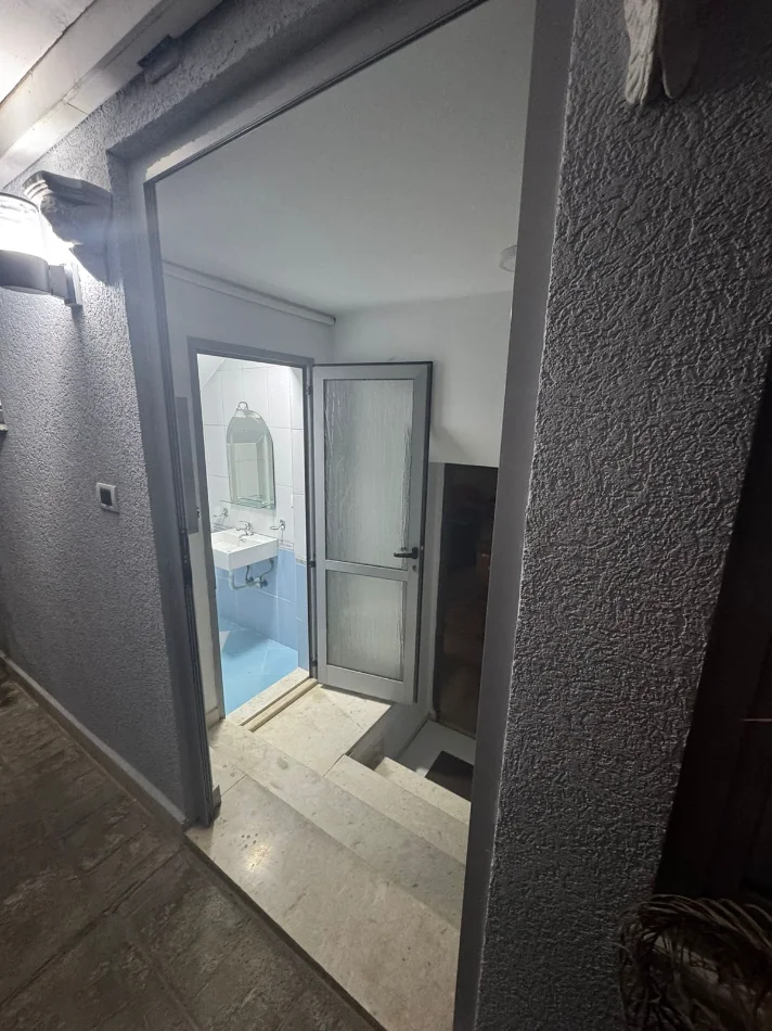 Tirane, jepet me qera Vile 2 Katshe Kati 1, 1.300 € (rruga riza cerova)