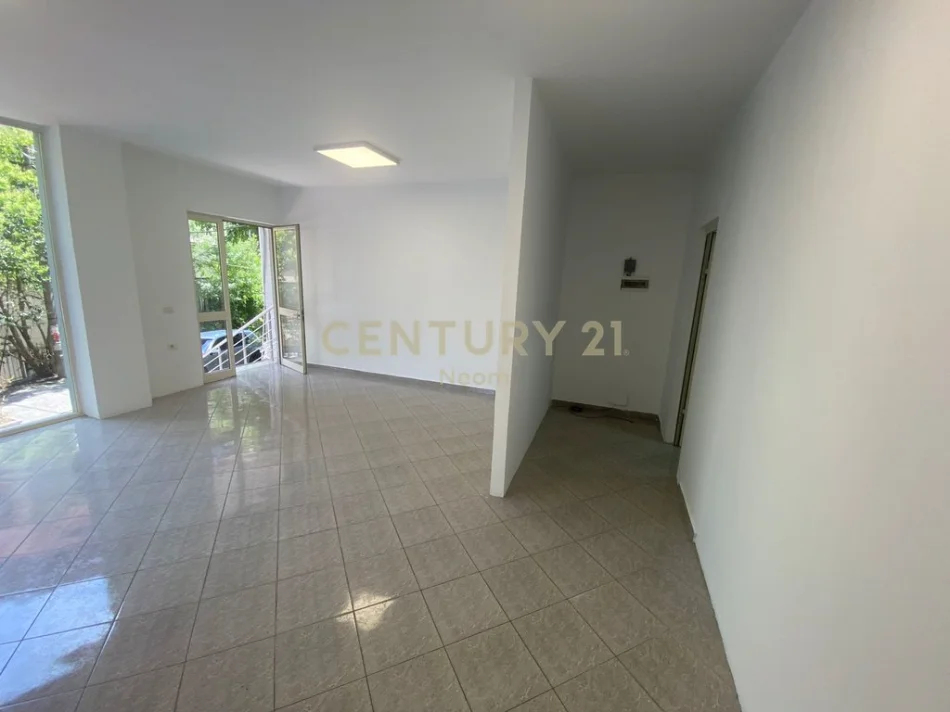 Tirane, jepet me qera ambjent biznesi Kati 0, 57 m² 500 € (liqeni i thate)