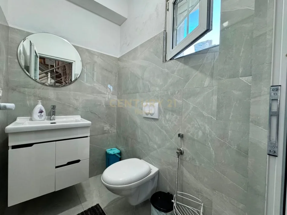 Tirane, jepet me qera apartament duplex Kati 1, 65 m² 500 € (Sauk i Ri)