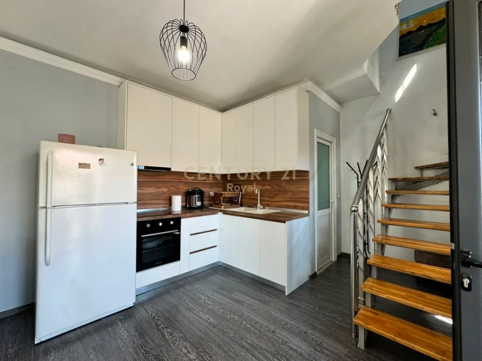 Tirane, jepet me qera apartament duplex Kati 1, 65 m² 500 € (Sauk i Ri)