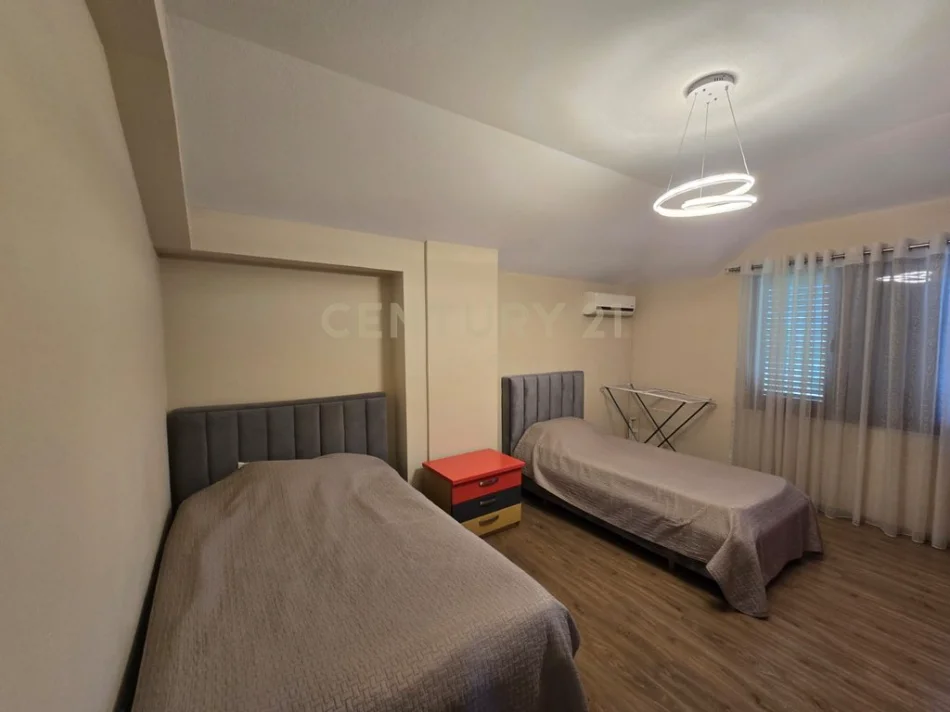 Tirane, jepet me qera apartament 2+1+Ballkon Kati 3, 116 m² 900 € 