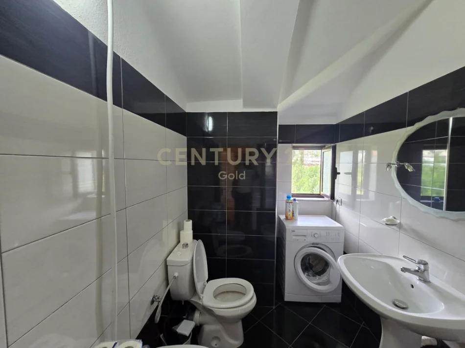 Tirane, jepet me qera apartament 2+1+Ballkon Kati 3, 116 m² 900 € 