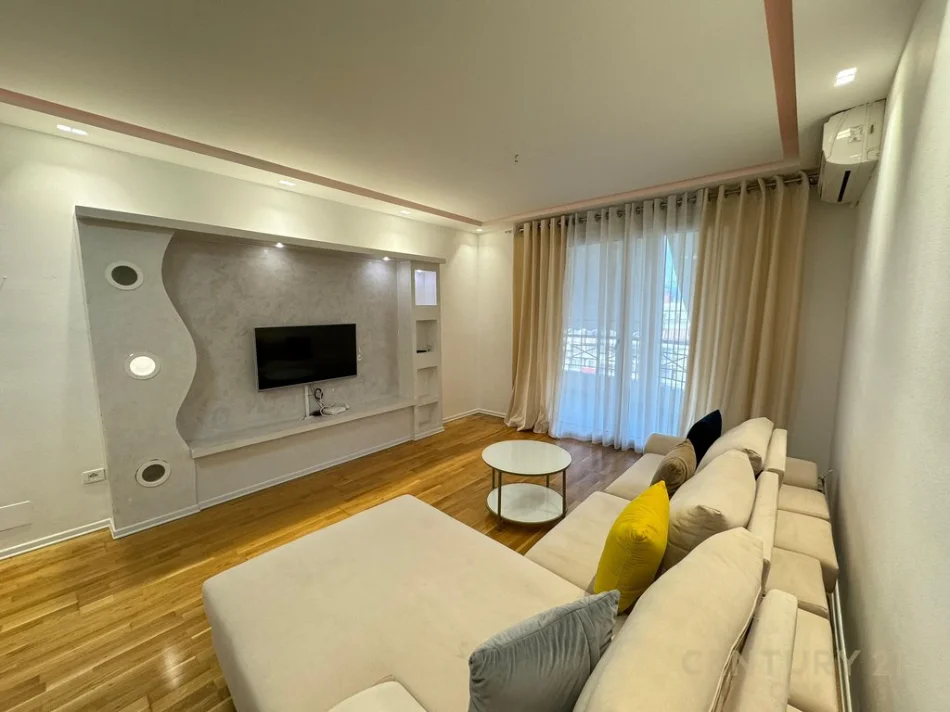 Tirane, jepet me qera apartament 2+1 Kati 4, 103 m² 730 € (Kristal center)