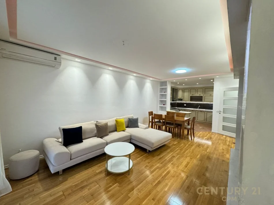 Tirane, jepet me qera apartament 2+1 Kati 4, 103 m² 730 € (Kristal center)
