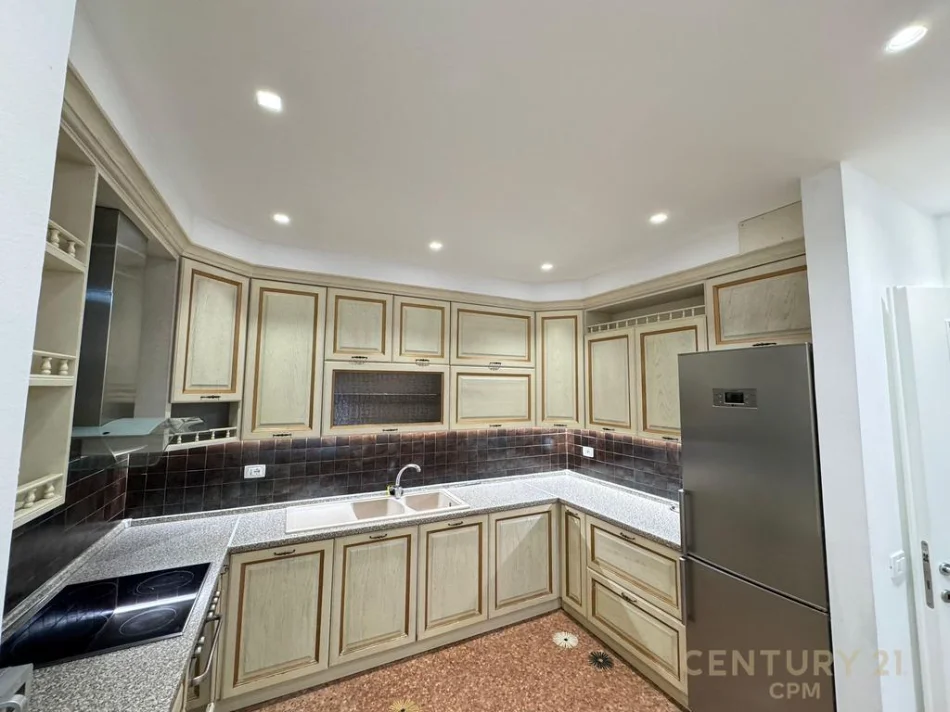 Tirane, jepet me qera apartament 2+1 Kati 4, 103 m² 730 € (Kristal center)