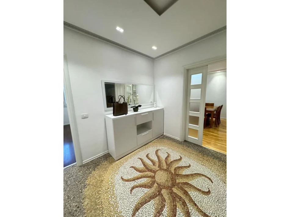 Tirane, jepet me qera apartament 2+1 Kati 4, 103 m² 730 € (Kristal center)