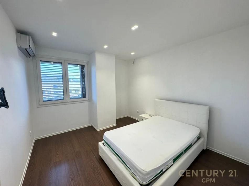 Tirane, jepet me qera apartament 2+1 Kati 4, 103 m² 730 € (Kristal center)