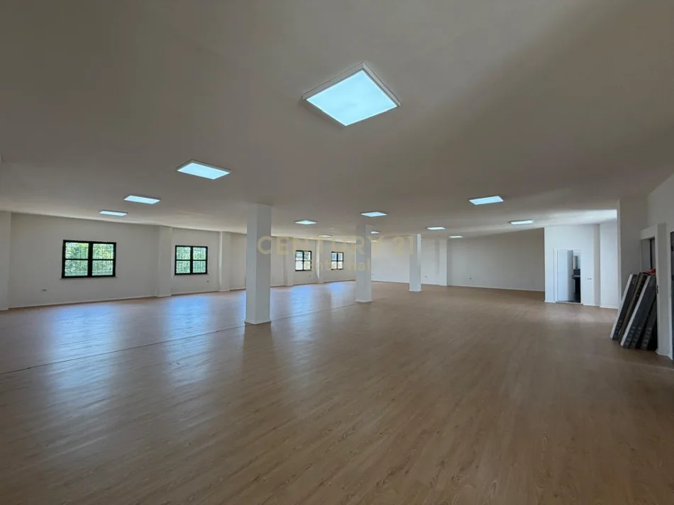 Tirane, jap me qera ambjent biznesi Kati 3, 378 m² 3.000 € (Laprake)