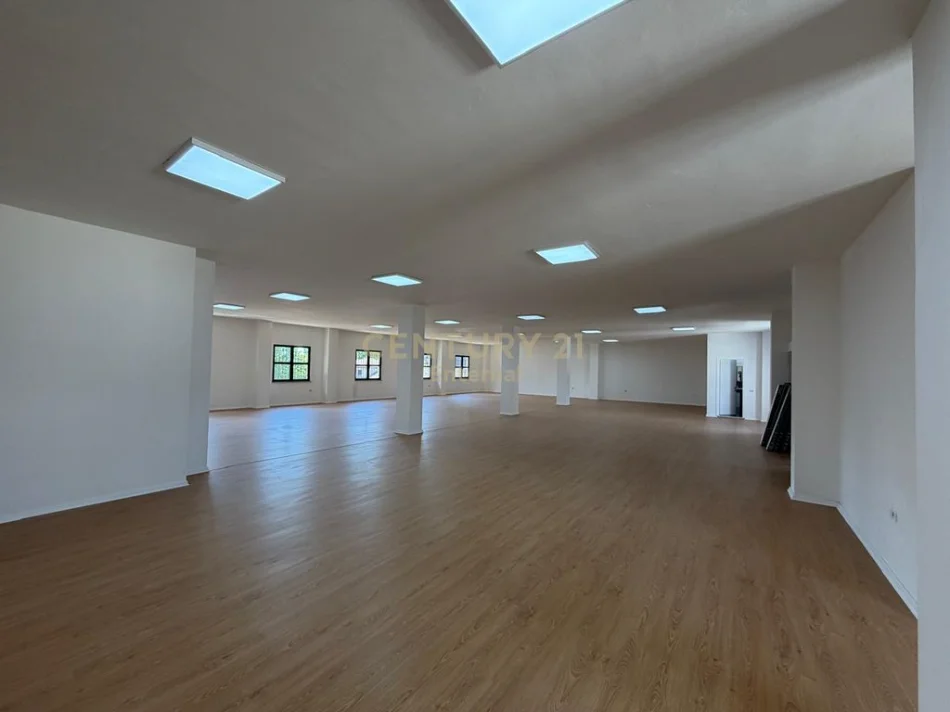 Tirane, jap me qera ambjent biznesi Kati 3, 378 m² 3.000 € (Laprake)