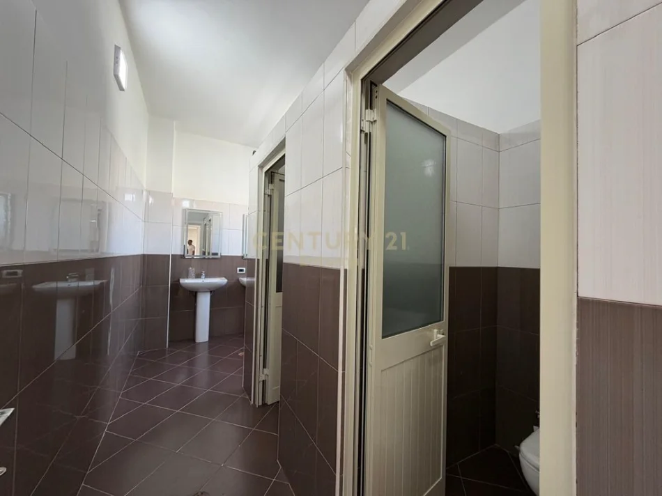 Tirane, jap me qera ambjent biznesi Kati 3, 378 m² 3.000 € (Laprake)
