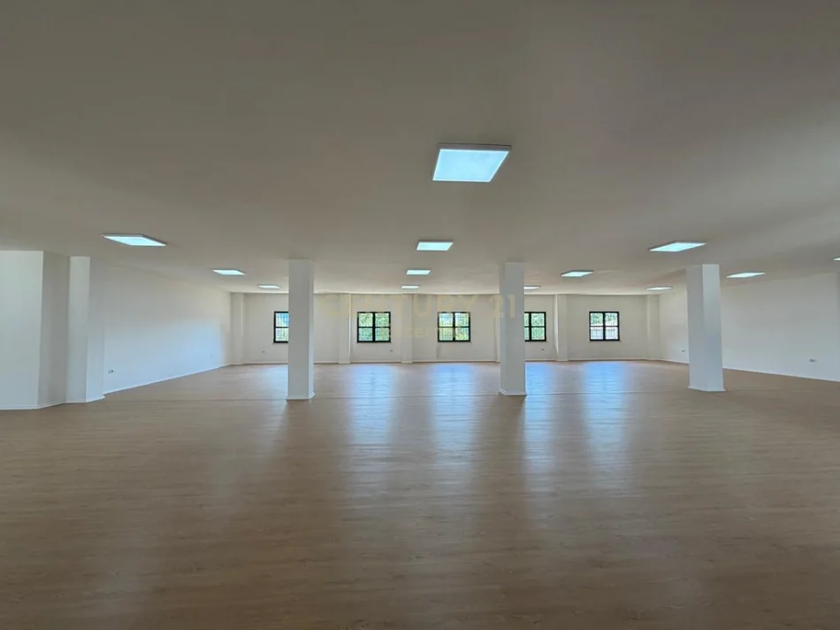 Tirane, jap me qera ambjent biznesi Kati 3, 378 m² 3.000 € (Laprake)