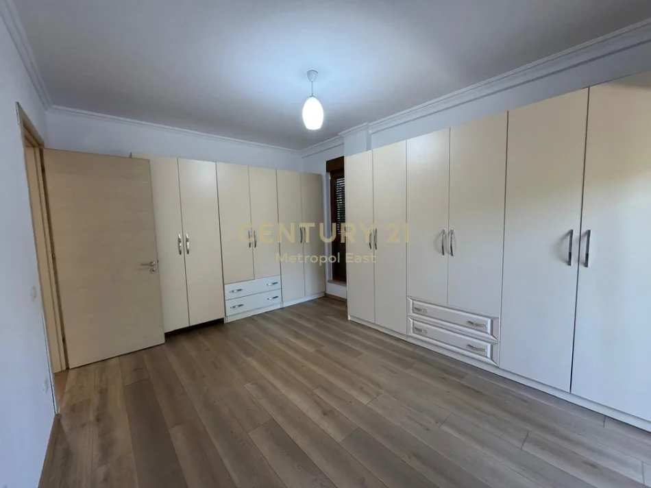 Tirane, jepet me qera Vile 3+1+Ballkon Kati 3, 335 m² 1.750 € 