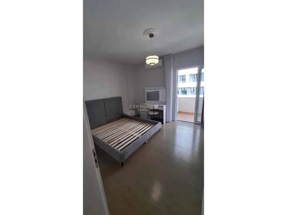 Tirane, jepet me qera apartament 2+1+Ballkon Kati 4, 88 m² 650 € (ish parku)