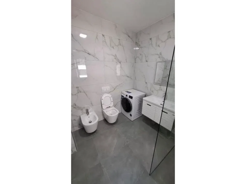 Tirane, jepet me qera apartament 2+1+Ballkon Kati 4, 88 m² 650 € (ish parku)