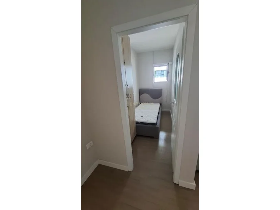Tirane, jepet me qera apartament 2+1+Ballkon Kati 4, 88 m² 650 € (ish parku)