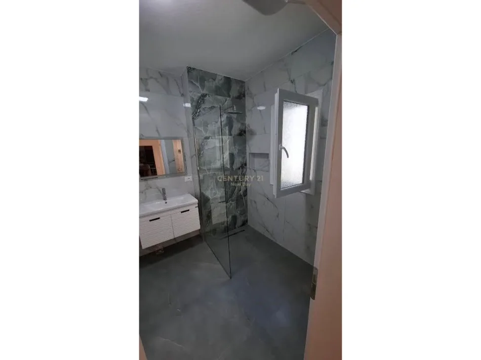 Tirane, jepet me qera apartament 2+1+Ballkon Kati 4, 88 m² 650 € (ish parku)