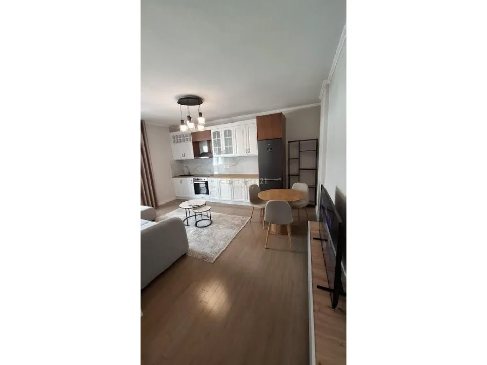 Tirane, jepet me qera apartament 2+1+Ballkon Kati 4, 88 m² 650 € (ish parku)