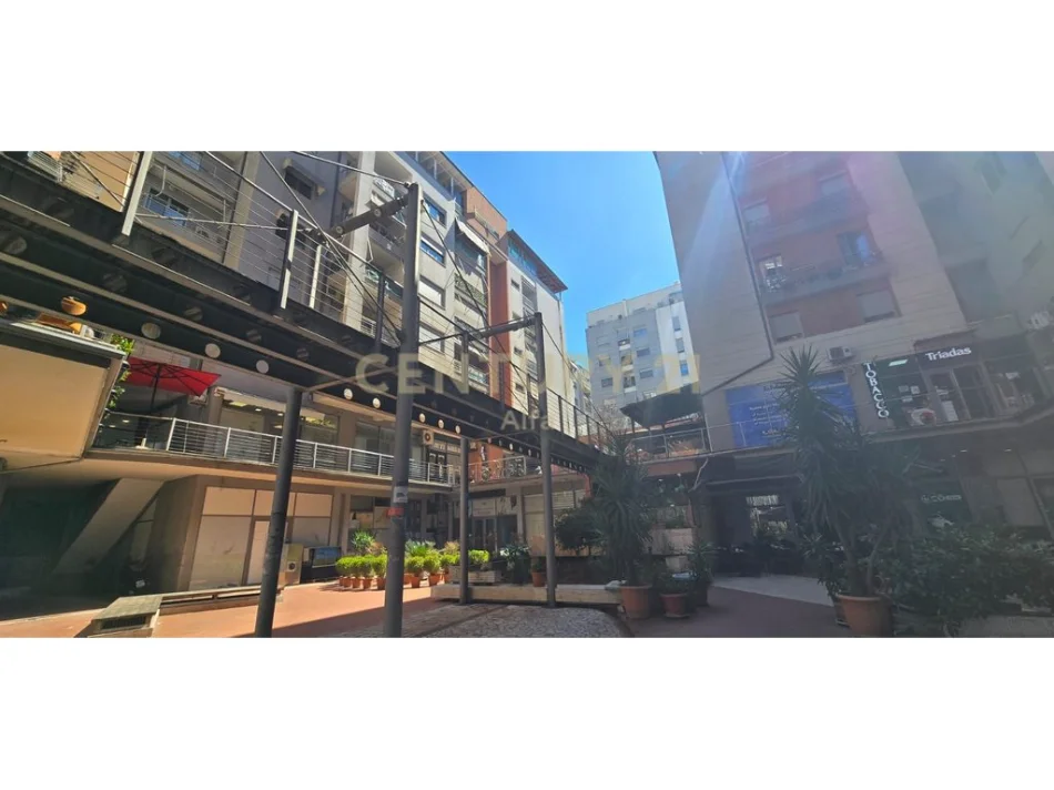 Tirane, jepet me qera apartament 2+1 Kati 5, 101 m² 215.000 € (oxhaku)
