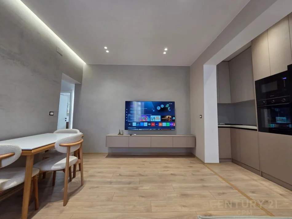 Shqiperi, jepet me qera apartament 2+1+Ballkon Kati 4, 55 m² 890 € (Rruga e Barrikadave)