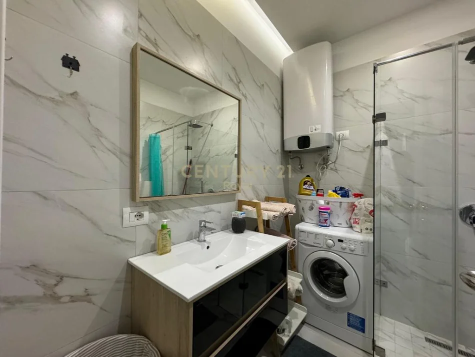 Tirane, jepet me qera apartament 1+1 Kati 4, 64 m² 700 € (21 Dhjetori ROYAL143481)