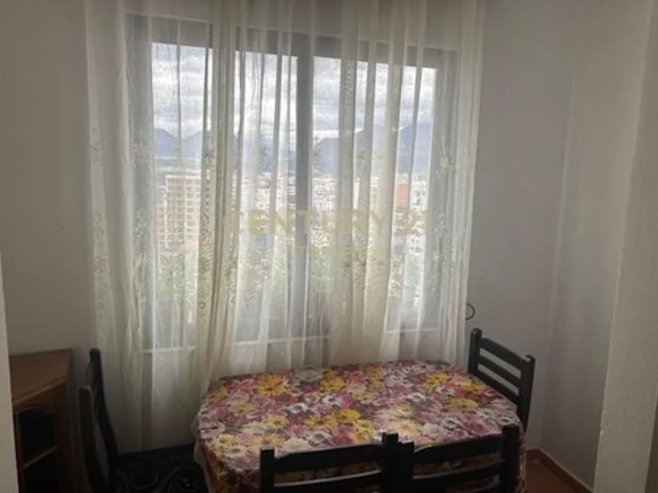 Tirane, jepet me qera apartament 1+1 Kati 4, 76 m² 400 € (yzberisht)