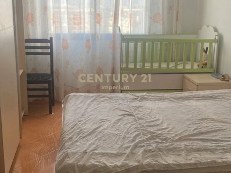 Tirane, jepet me qera apartament 1+1 Kati 4, 76 m² 400 € (yzberisht)