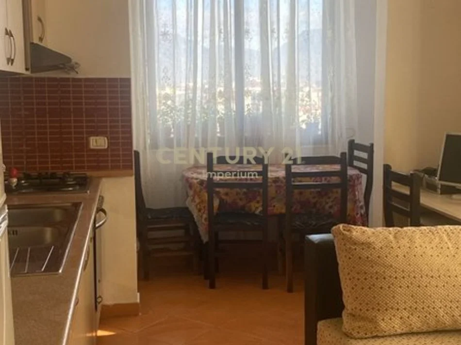Tirane, jepet me qera apartament 1+1 Kati 4, 76 m² 400 € (yzberisht)