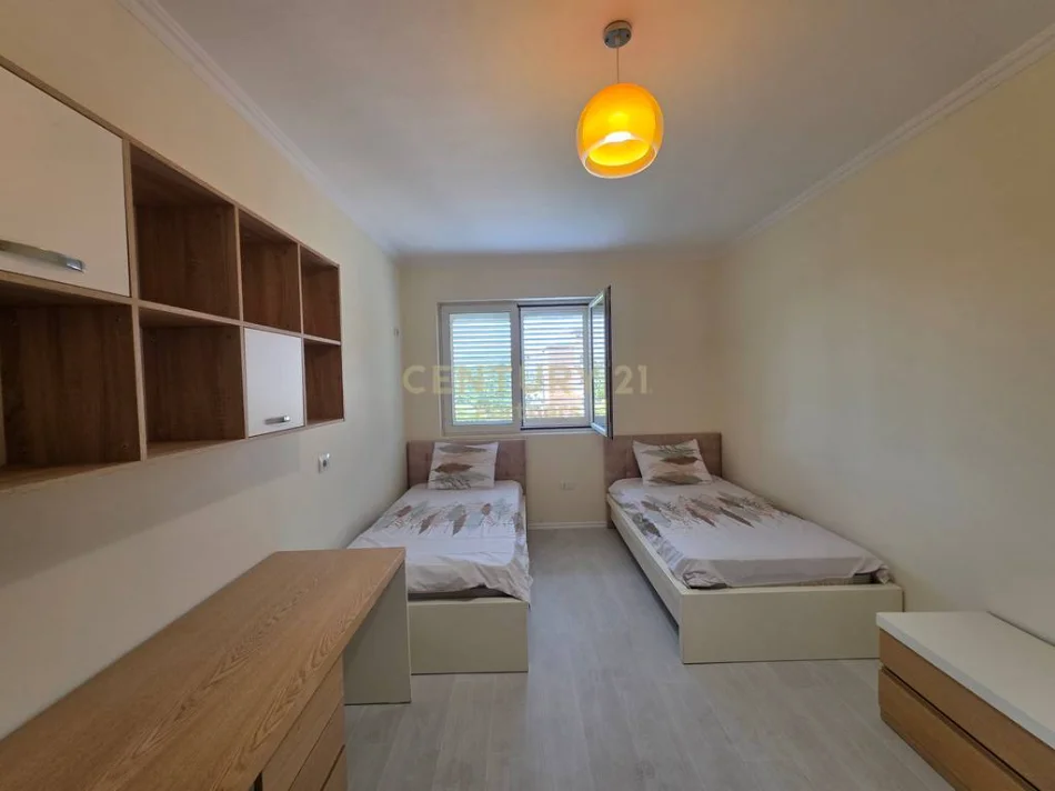 Tirane, jepet me qera apartament 3+1+Ballkon Kati 3, 120 m² 650 € (porcelan prane universitetit europian)