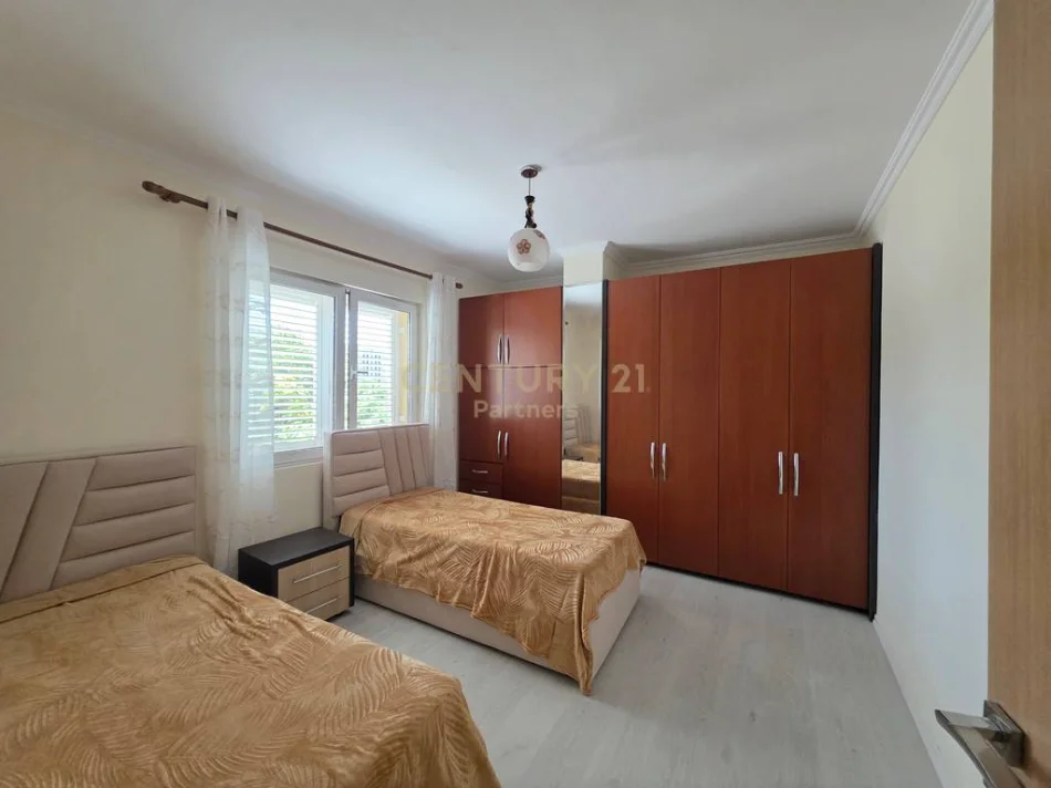 Tirane, jepet me qera apartament 3+1+Ballkon Kati 3, 120 m² 650 € (porcelan prane universitetit europian)