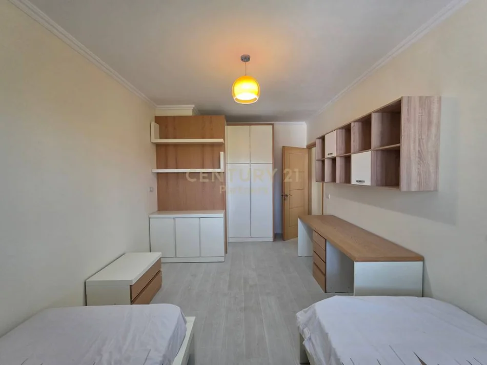 Tirane, jepet me qera apartament 3+1+Ballkon Kati 3, 120 m² 650 € (porcelan prane universitetit europian)