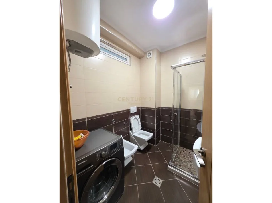 Tirane, jepet me qera apartament 3+1+Ballkon Kati 3, 120 m² 650 € (porcelan prane universitetit europian)
