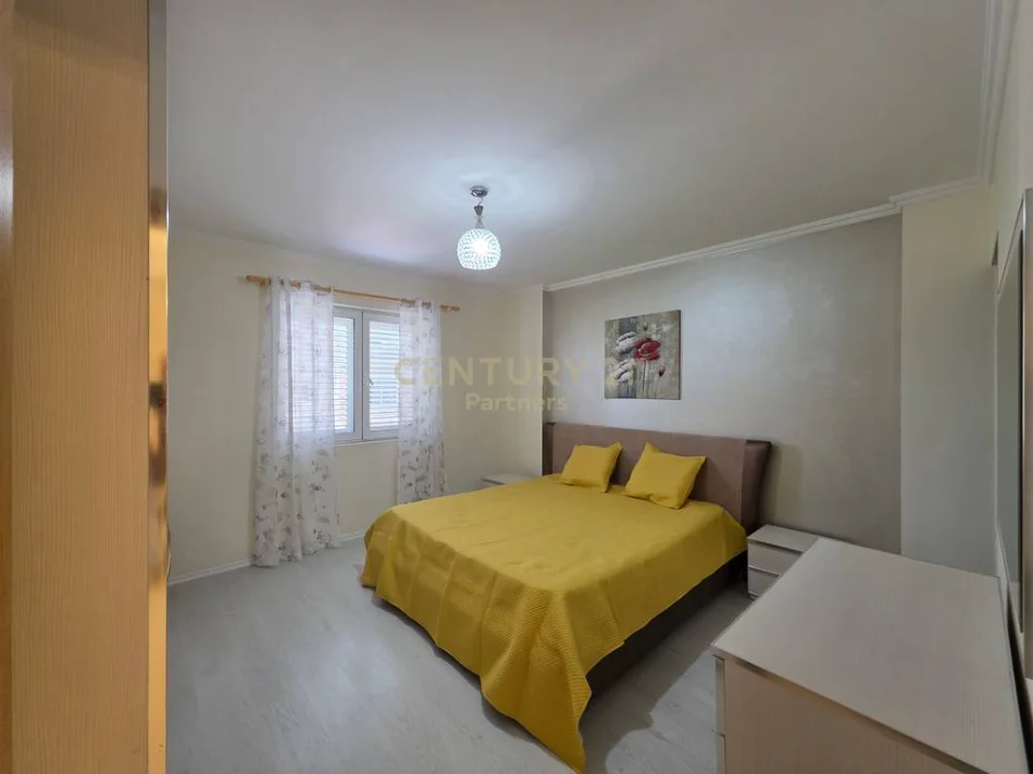 Tirane, jepet me qera apartament 3+1+Ballkon Kati 3, 120 m² 650 € (porcelan prane universitetit europian)