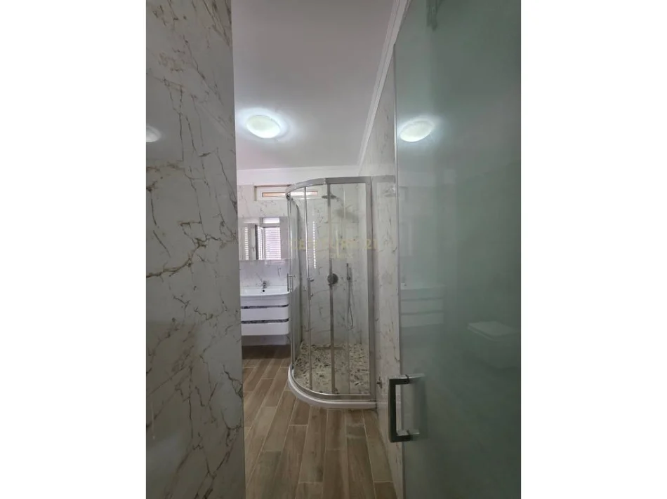 Tirane, jepet me qera apartament 3+1+Ballkon Kati 3, 120 m² 650 € (porcelan prane universitetit europian)