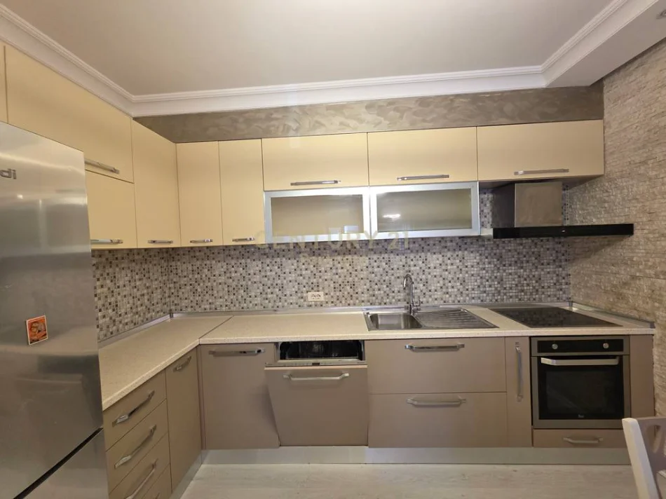 Tirane, jepet me qera apartament 3+1 Kati 3, 120 m² 650 € 