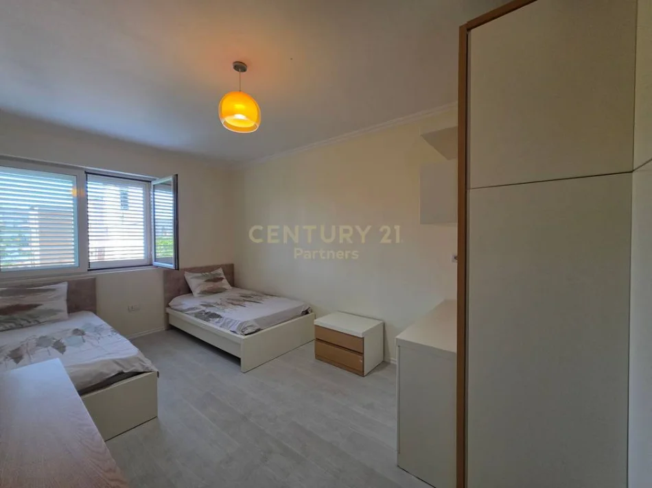 Tirane, jepet me qera apartament 3+1+Ballkon Kati 3, 120 m² 650 € (porcelan prane universitetit europian)