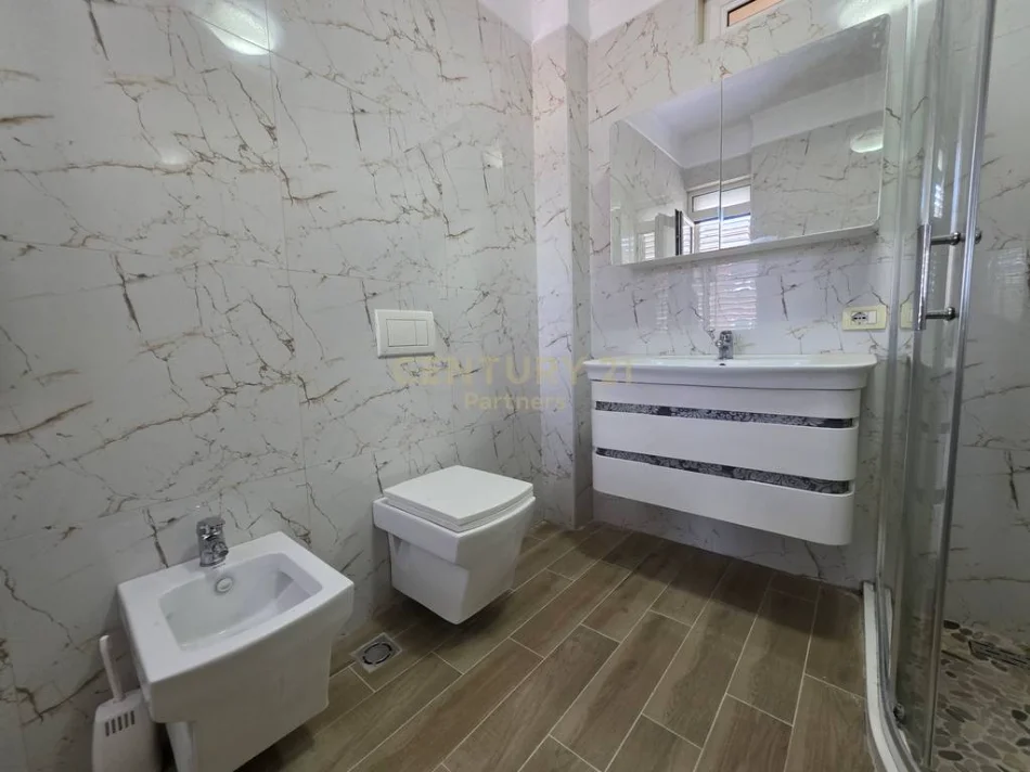 Tirane, jepet me qera apartament 3+1+Ballkon Kati 3, 120 m² 650 € (porcelan prane universitetit europian)