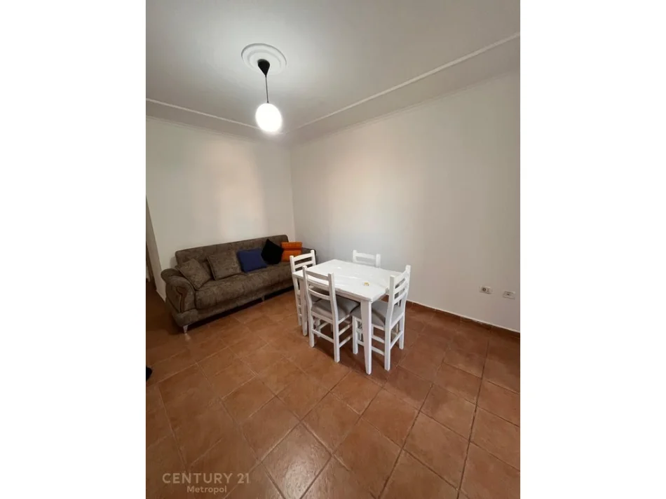 Tirane, jepet me qera apartament 1+1 Kati 3, 55 m² 500 € (Rruga Gjik Kuqali)