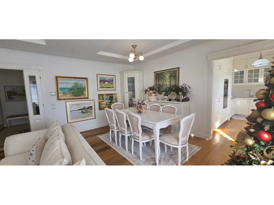 Tirane, shitet apartament 4+1+Ballkon Kati 5, 200 m² 620.000 € (kopshti botanik)