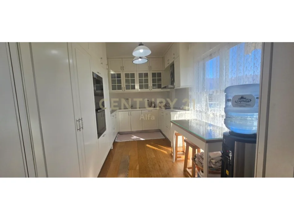 Tirane, shitet apartament 4+1+Ballkon Kati 5, 200 m² 620.000 € (kopshti botanik)