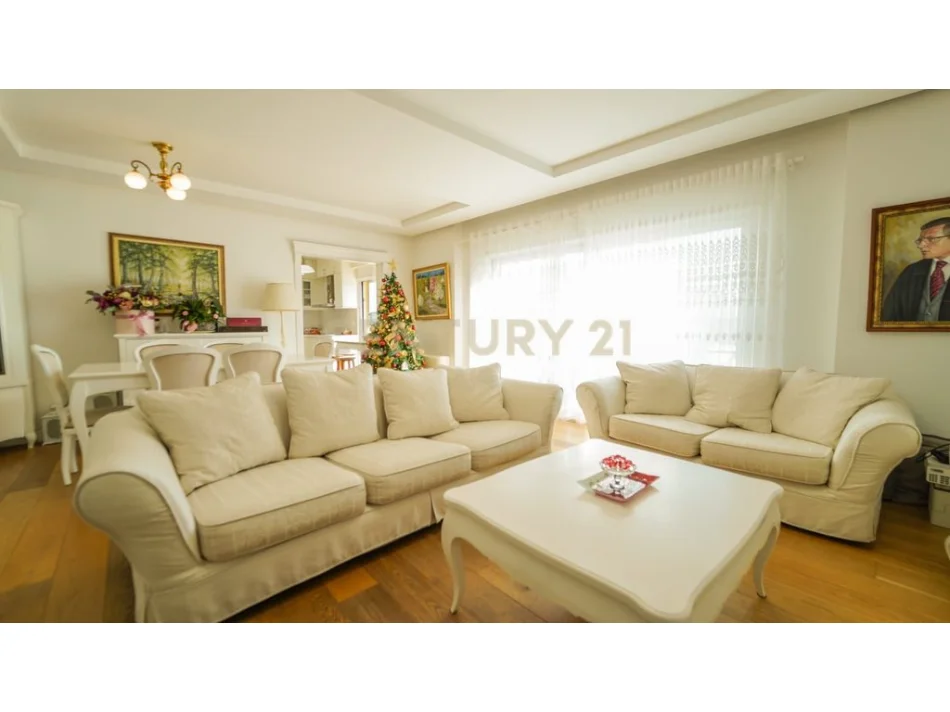 Tirane, shitet apartament 4+1+Ballkon Kati 5, 200 m² 620.000 € (kopshti botanik)