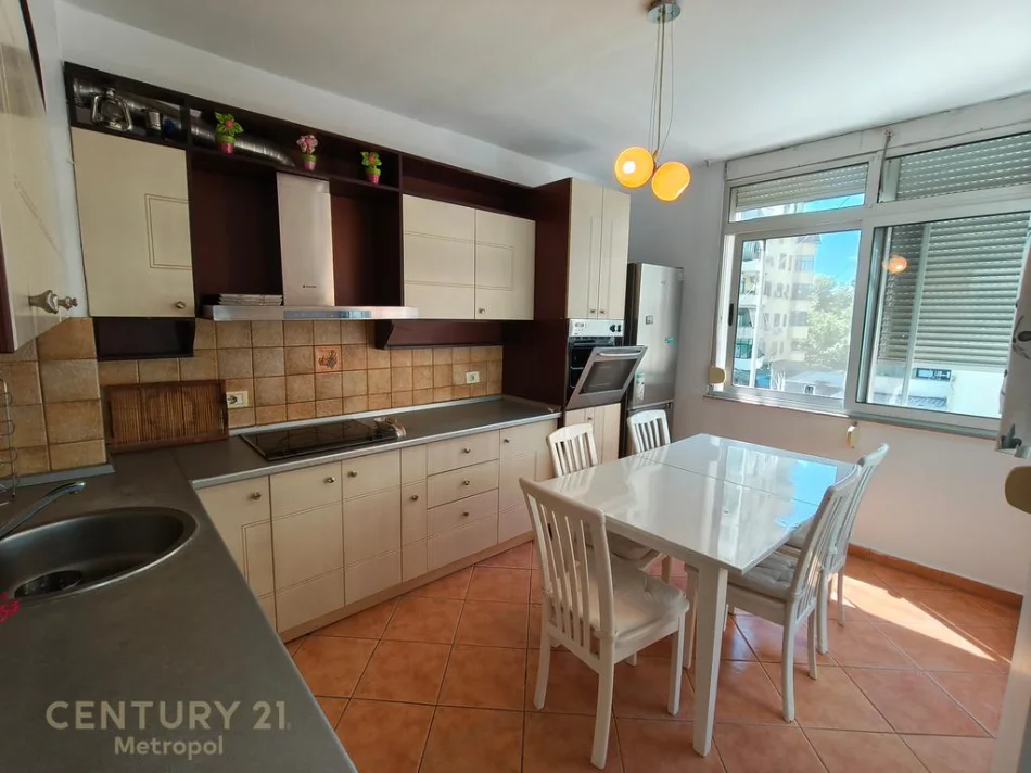 Tirane, jepet me qera apartament 2+1 Kati 3, 98 m² 750 € (ish ekspozita)