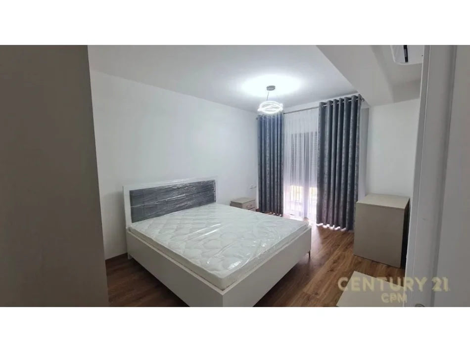 Tirane, jepet me qera apartament 2+1+Ballkon Kati 2, 109 m² 950 € (kodra e diellit 2)