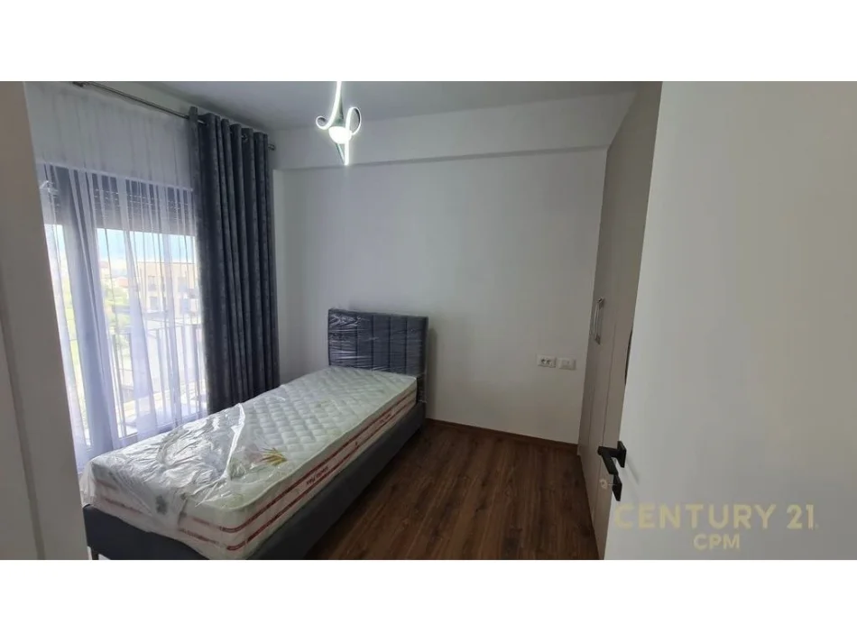 Tirane, jepet me qera apartament 2+1+Ballkon Kati 2, 109 m² 950 € (kodra e diellit 2)