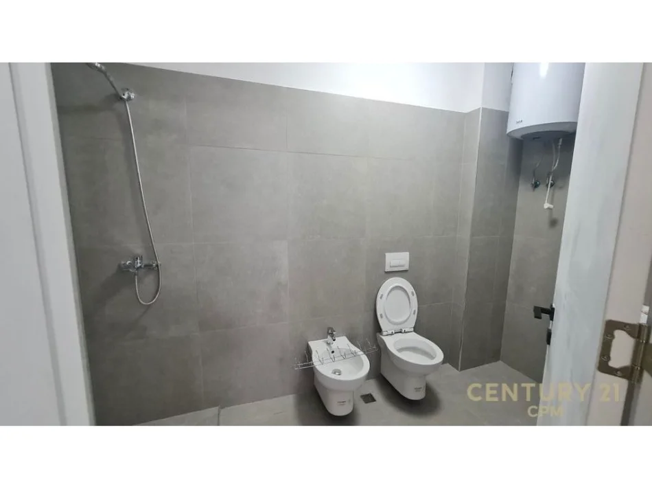 Tirane, jepet me qera apartament 2+1+Ballkon Kati 2, 109 m² 950 € (kodra e diellit 2)