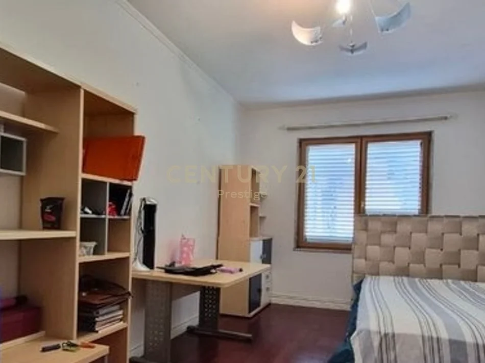 Tirane, jepet me qera apartament 3+1+Ballkon Kati 3, 170 m² 1.500 € (brryli)