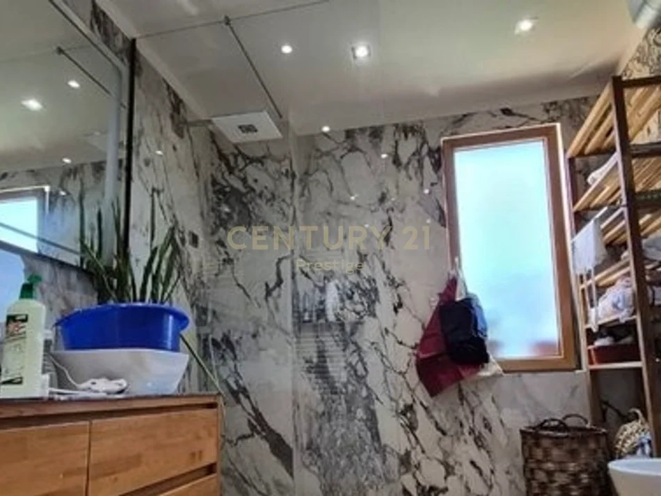 Tirane, jepet me qera apartament 3+1+Ballkon Kati 3, 170 m² 1.500 € (brryli)